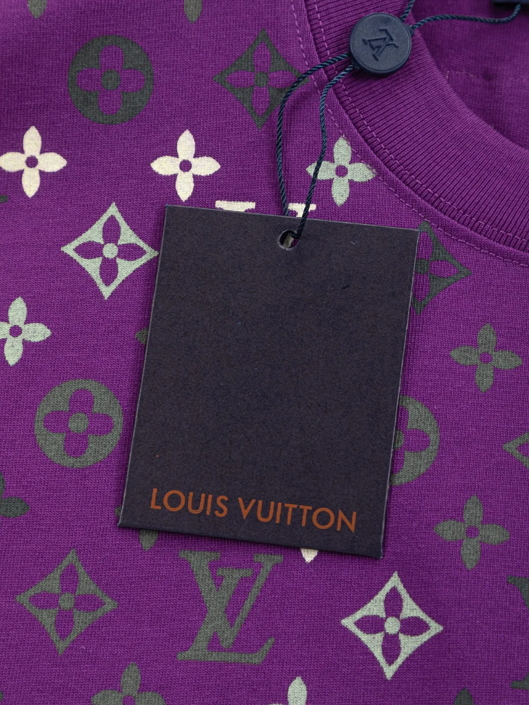 🅿️200 Louis Vuitton 1V LV lv slightly wide version S-XL LV 26ss new products are available at the counter simultaneously. Multiple craftsmanship. Chest patch letters 🪡 embroidery. Back patch letters four-leaf clover 🍀🪡 embroidery. Round neck short-sleeved T-shirt, same style for men and women! Consigned to one-to-one creation. Synchronized with the official website, pure cotton fabrics at the counter! It is close to the skin and comfortable, durable and easy to wear. It has a classic and simple logo design and meticulous original craftsmanship. Short-sleeves, a must-have item for men, do not appear to be the same for the general public, but must be unique and eye-catching. This LV short-sleeve is all about quality, comfort, the same shape and fashion as always, including fabrics and cutting techniques. All of them have been made with great effort! 320 grams of washed pure cotton fabric, pure cotton is breathable, very refreshing and comfortable for daily wear. The rib knitting on the neckline is smooth and tight, and the neckline will not be skewed if you toss it at will. The loose version, you will find that it looks really good on the upper body. The overall is minimalist and neat, super versatile for daily use! Pair it casually with a pair of pants for a youthful look. A T-shirt will make your outfit crazy. It is a fashionable item that can never go wrong! Color: Green Blue Purple Size: S-XL Size chart: S: Shoulder width 50-Bust 56-Length 70 M: Shoulder width 52-Bust 57-Length 72 L: Shoulder width 54-Bust 59-Length 74 XL: Shoulder width 56-Bust 62-Length 76